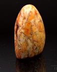 Strahlender Carneol, Heilstein für klare Intuition, orange strahlende Oberfläche.