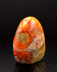 Natürlicher Carneol, fördert meditative Kreativität, ungeschliffene orange Struktur.