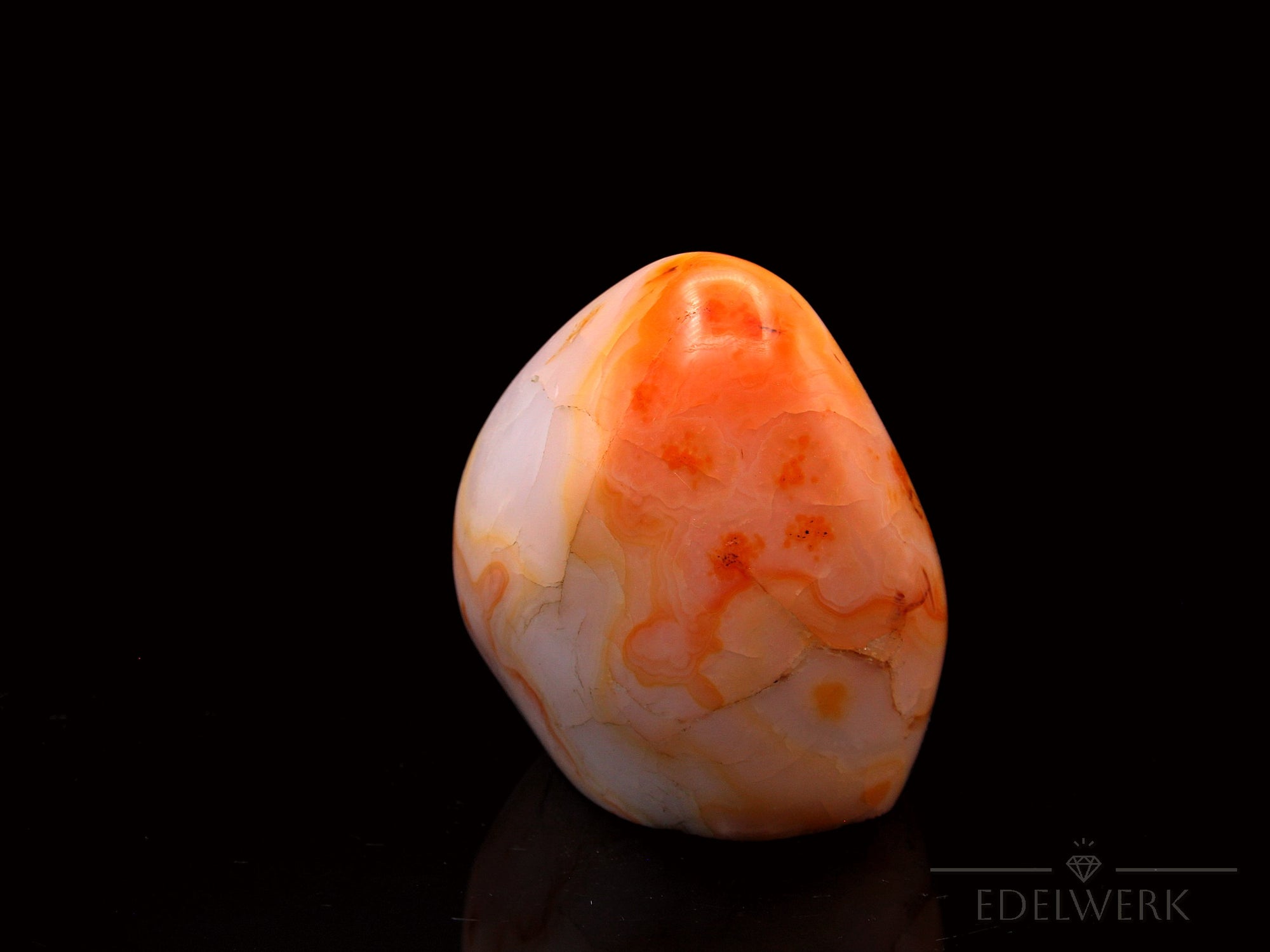 Natürlicher Carneol, fördert energetische Harmonie, orange Oberfläche.