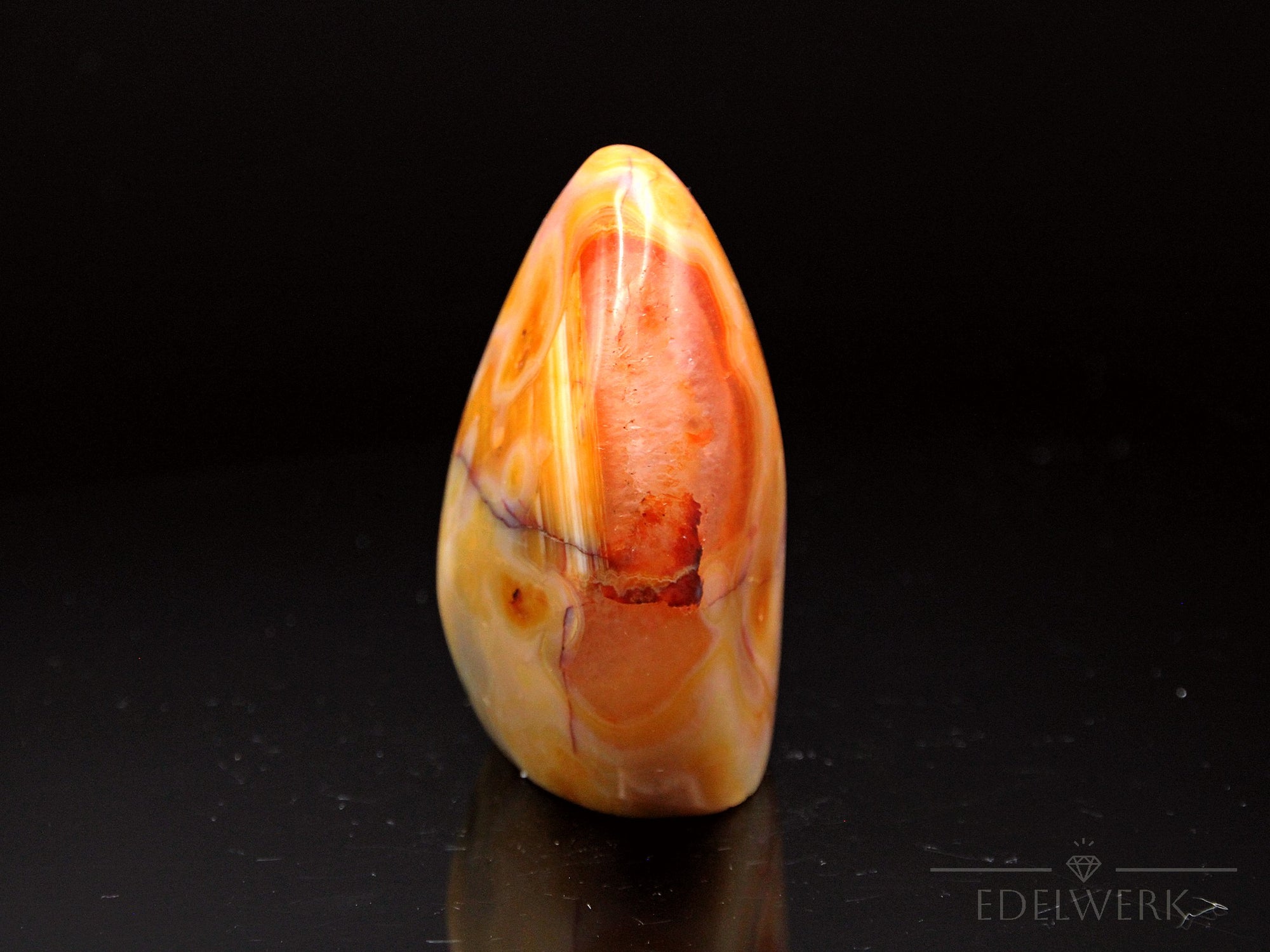 Klarer Carneol, Heilstein für meditative Inspiration, orange Kristallform.