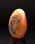 Klarer Carneol, fördert spirituelle Balance, orangefarbene glänzende Kristalle.