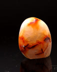 Natürlicher Carneol, fördert meditative Kreativität, orange Oberfläche.