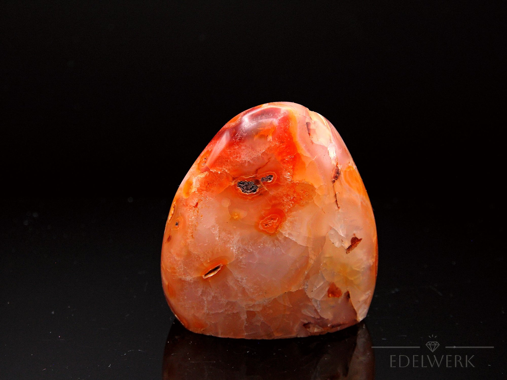 Carneol Heilstein, Heilstein für innere Stärke, orange glänzende Oberfläche.