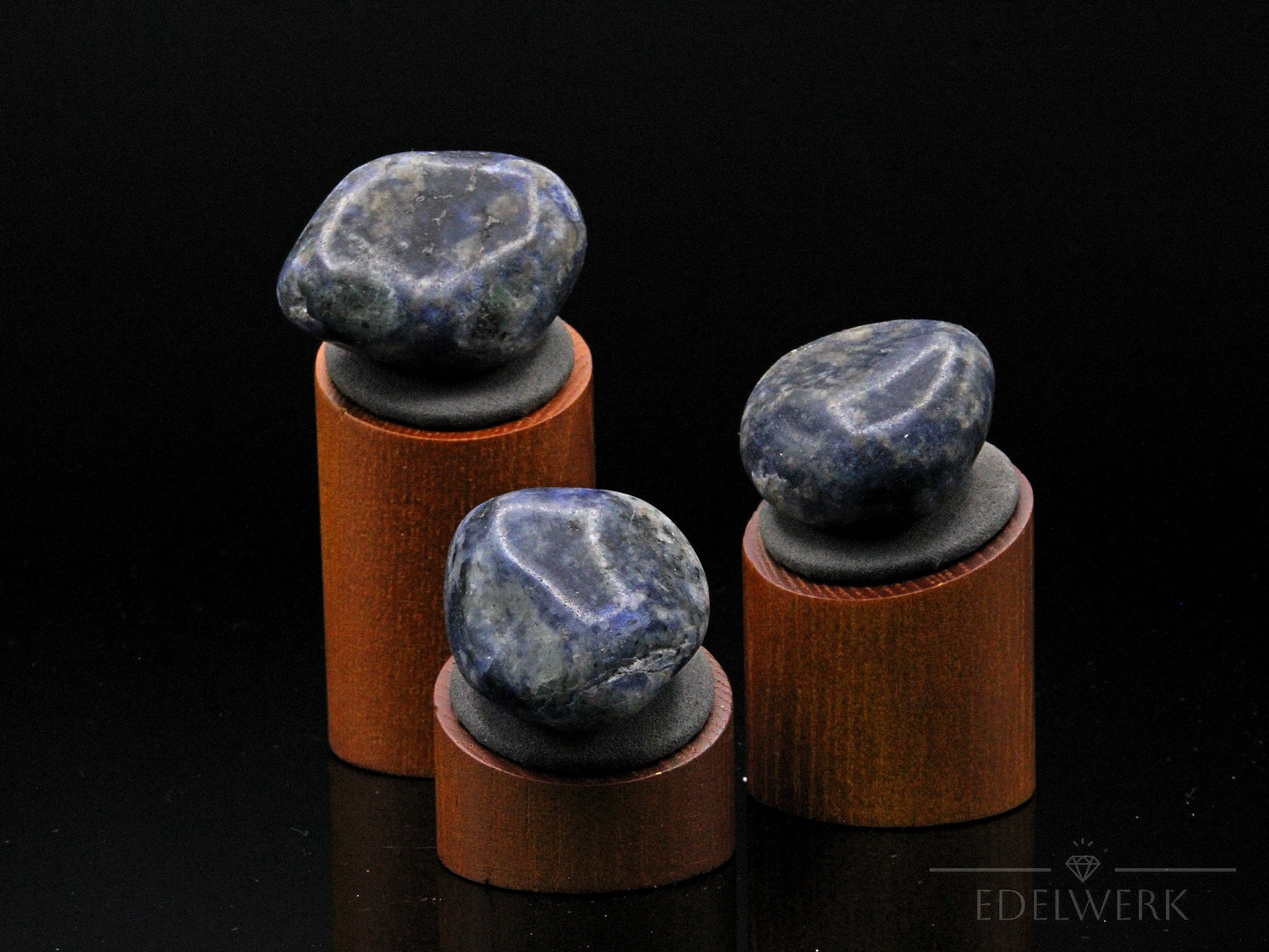 Geschliffener Kleiner Sodalith, Heilstein für spirituelle Energie, blaue Form.