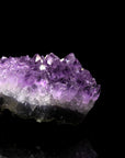 Violetter Amethyst Kristall, fördert spirituelle Harmonie, violette Kristalloberfläche.