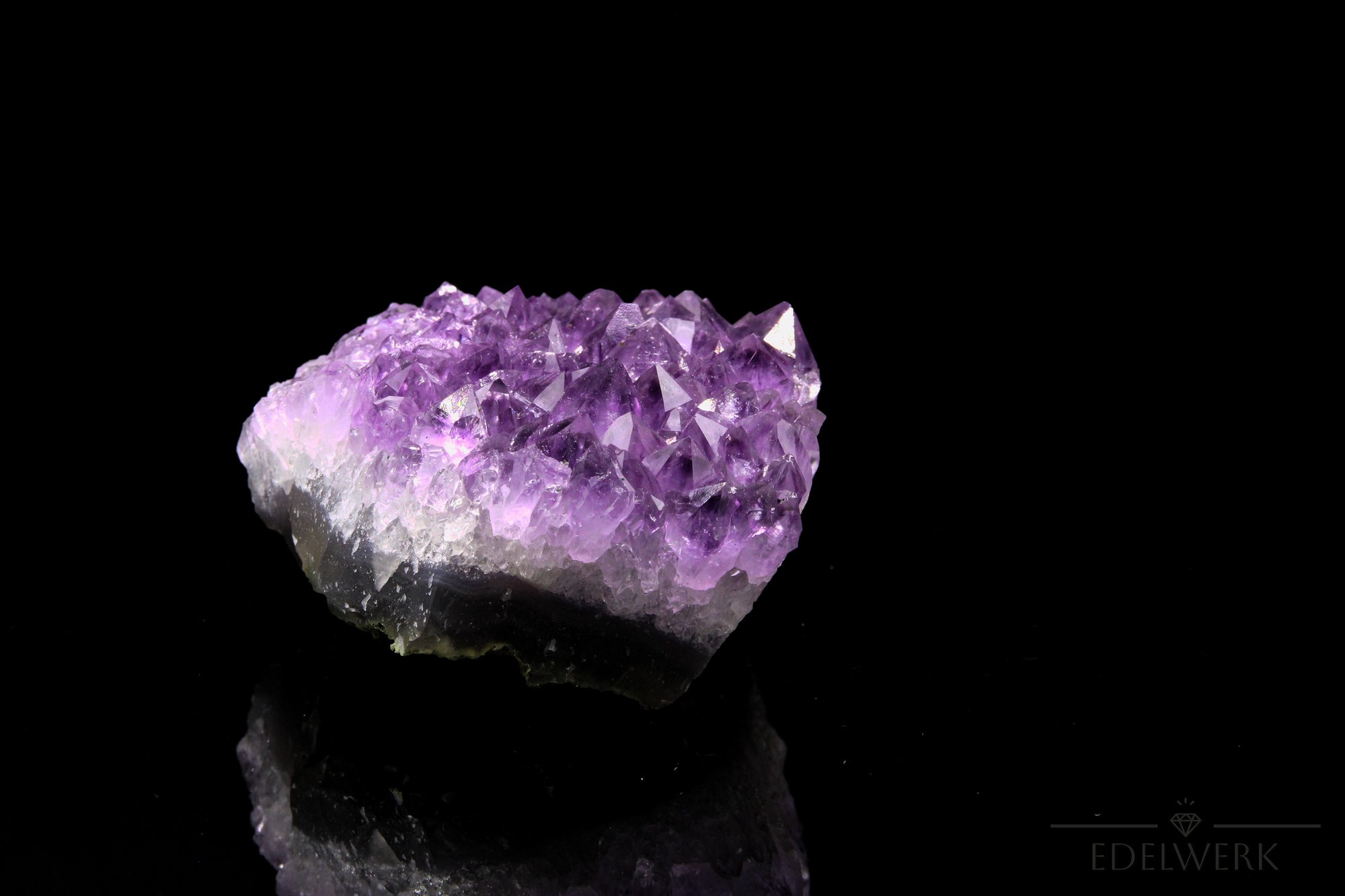 Violetter Amethyst Kristall, Heilstein für innere Balance, violette glänzende Form.