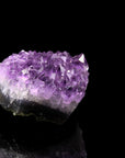 Violetter Amethyst Kristall, Heilstein für innere Balance, violette glänzende Form.