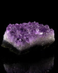 Violetter Amethyst Kristall, Heilstein für meditative Kraft, violette glänzende Struktur.