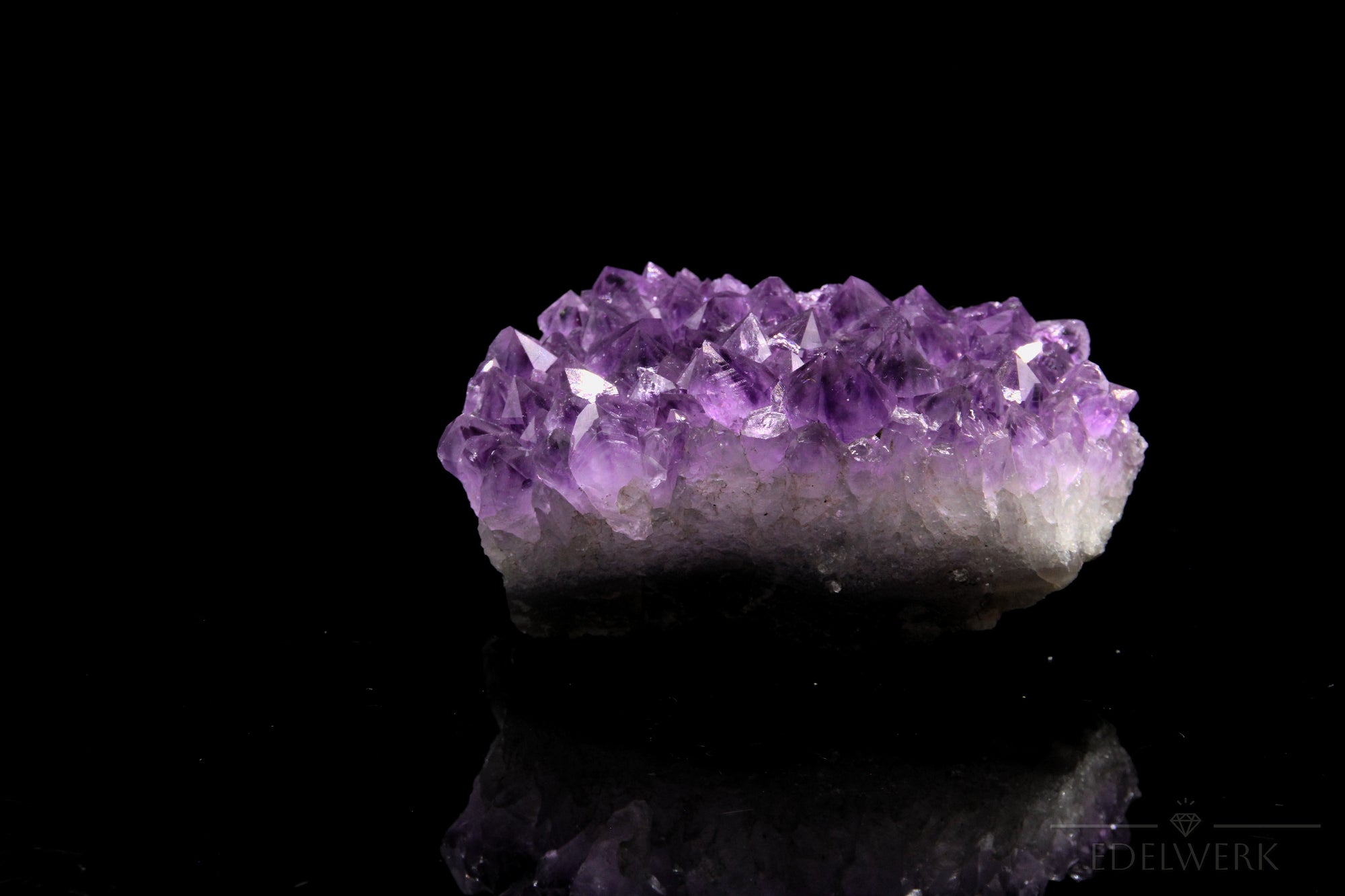 Violetter Amethyst Kristall, fördert energetische Energie, violette natürliche Struktur.