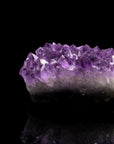 Violetter Amethyst Kristall, fördert energetische Energie, violette natürliche Struktur.