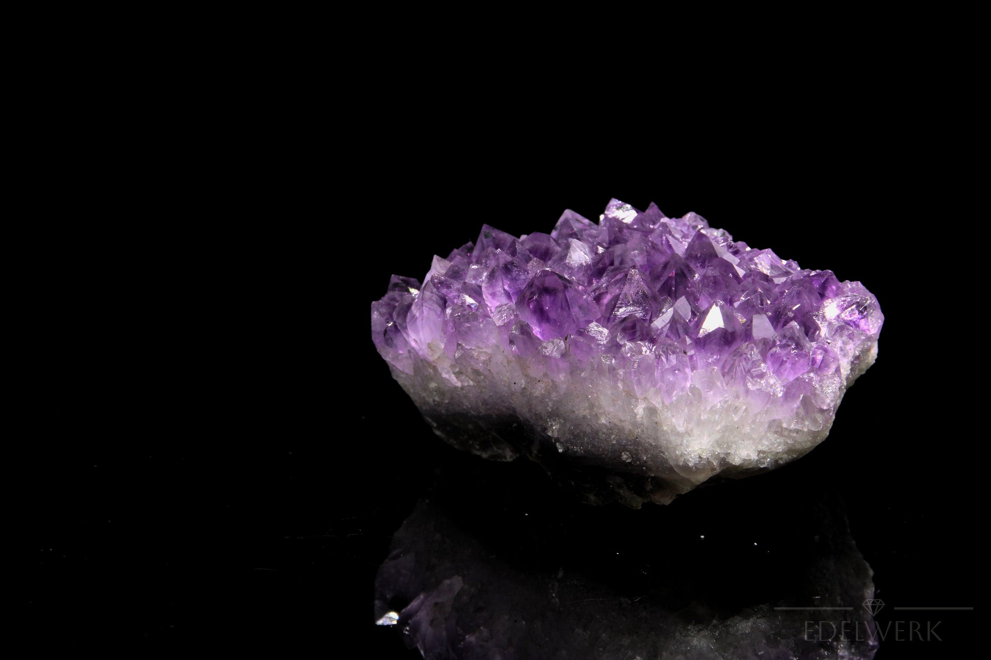 Violetter Amethyst Kristall, Heilstein für klare Meditation, violette glänzende Oberfläche.