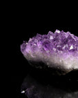Violetter Amethyst Kristall, Heilstein für klare Meditation, violette glänzende Oberfläche.