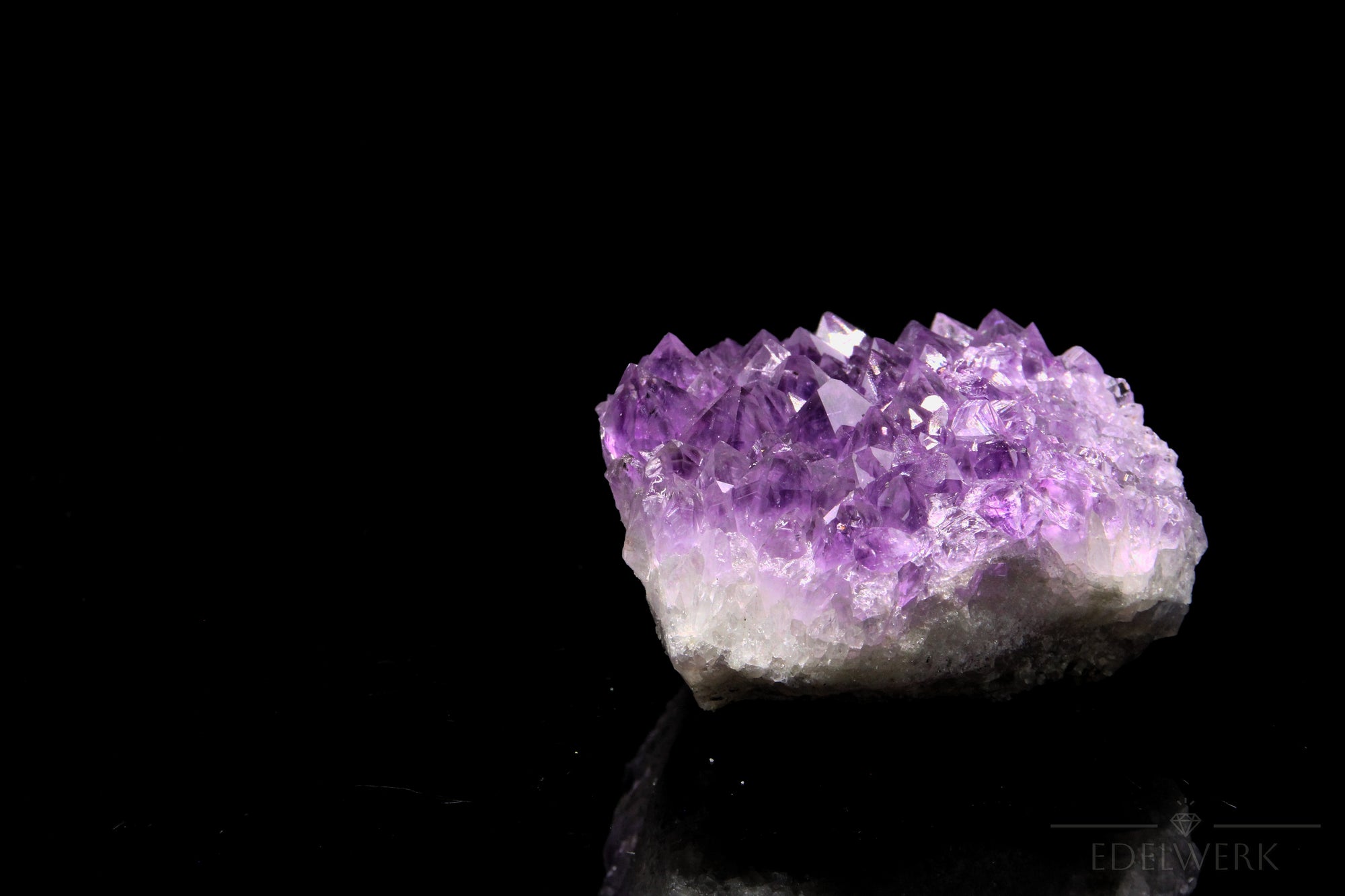 Violetter Amethyst Kristall, fördert intuitive Klarheit, violette Kristallform.