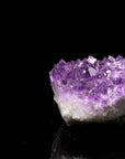 Violetter Amethyst Kristall, fördert intuitive Klarheit, violette Kristallform.