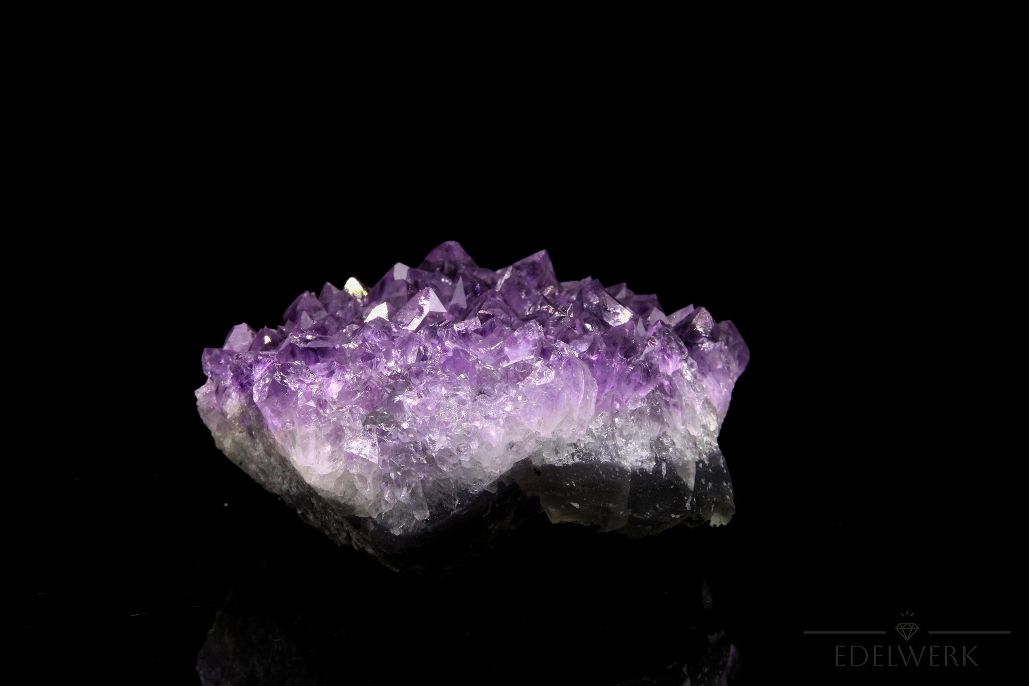 Violetter Amethyst Kristall, Heilstein für spirituelle Ruhe, violette Struktur.
