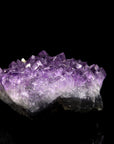 Violetter Amethyst Kristall, Heilstein für spirituelle Ruhe, violette Struktur.