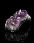 Natürlicher Amethyst Kristall, fördert spirituelle Harmonie, violette glänzende Struktur.
