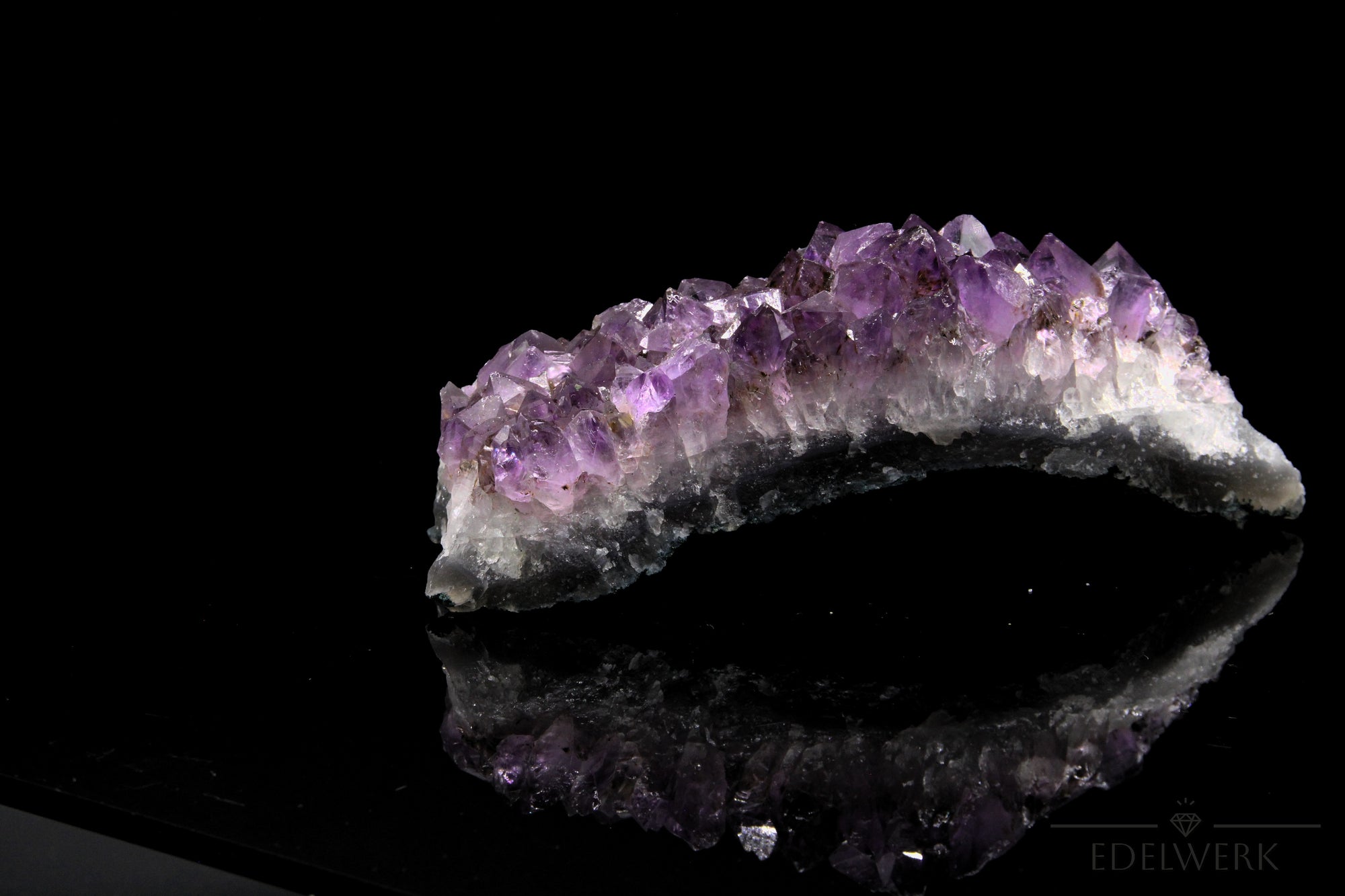 Natürlicher Amethyst Kristall, Heilstein für meditative Ruhe, violette Kristallform.