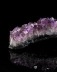 Natürlicher Amethyst Kristall, Heilstein für meditative Ruhe, violette Kristallform.