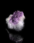 Tiefvioletter Amethyst Kristall, Heilstein für intuitive Klarheit, violette natürliche Struktur.
