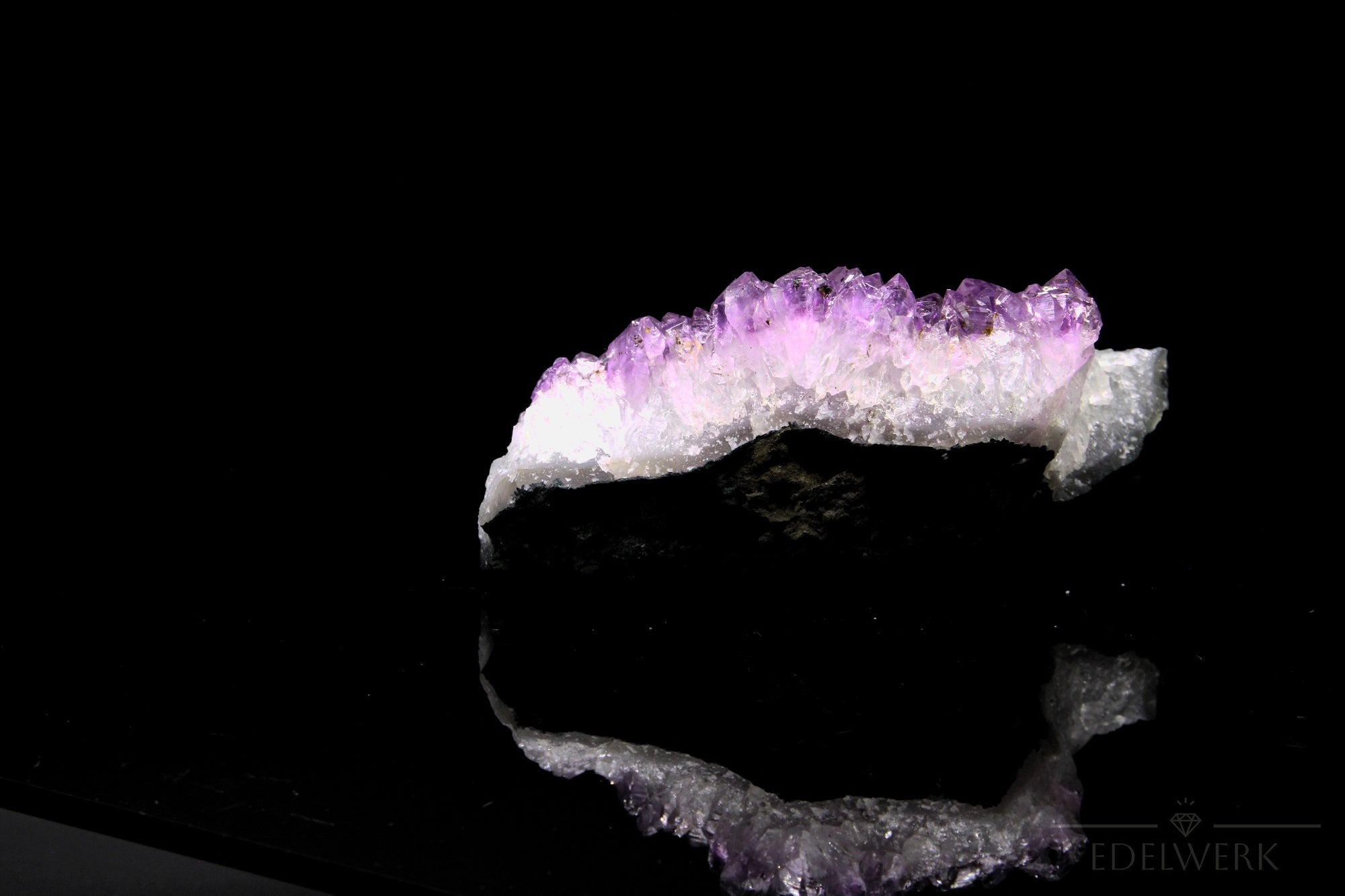 Tiefvioletter Amethyst Kristall, Heilstein für meditative Inspiration, violette Kristallform.