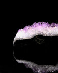 Tiefvioletter Amethyst Kristall, Heilstein für meditative Inspiration, violette Kristallform.