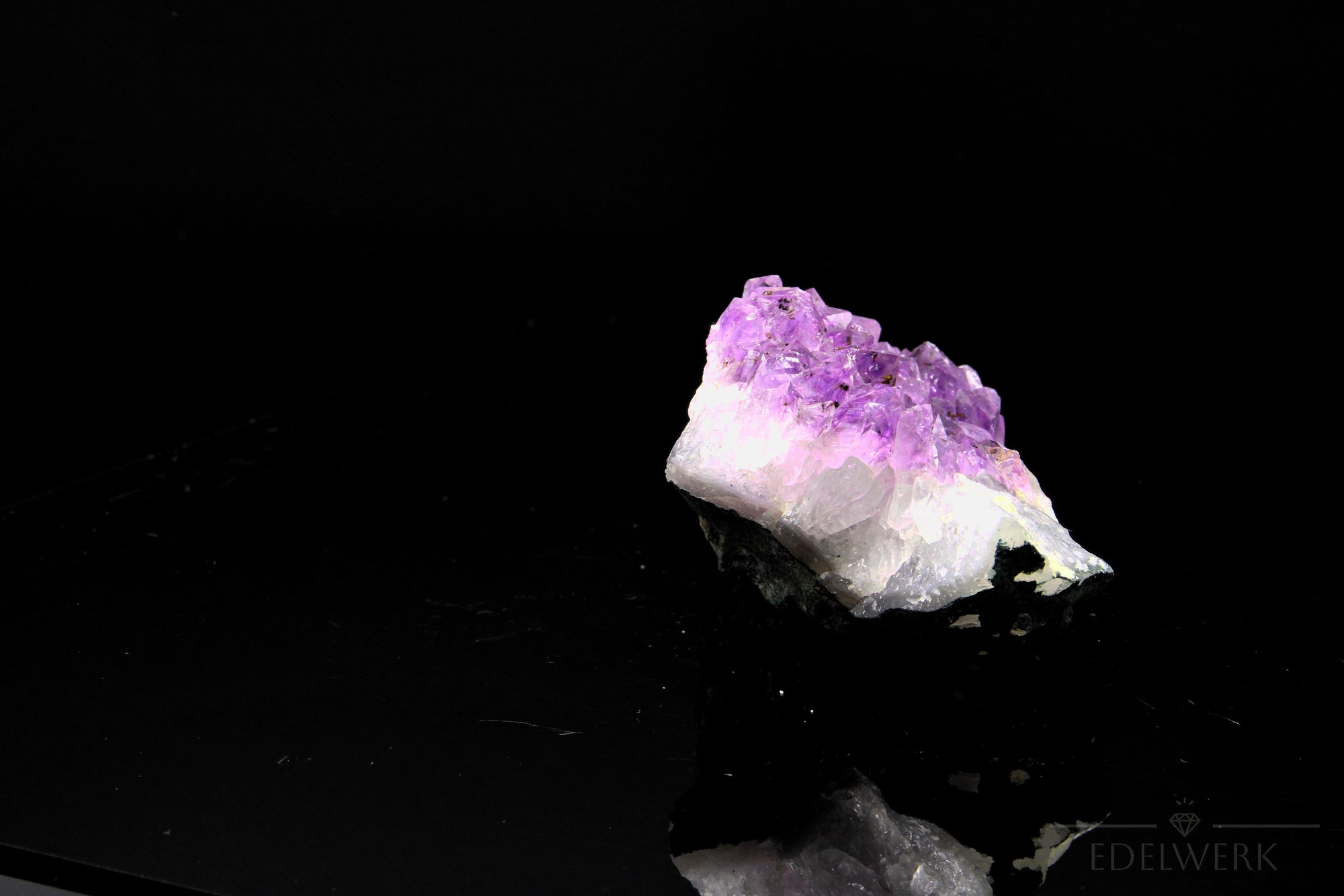 Natürlicher Amethyst Kristall, Heilstein für spirituelle Intuition, violette Form.