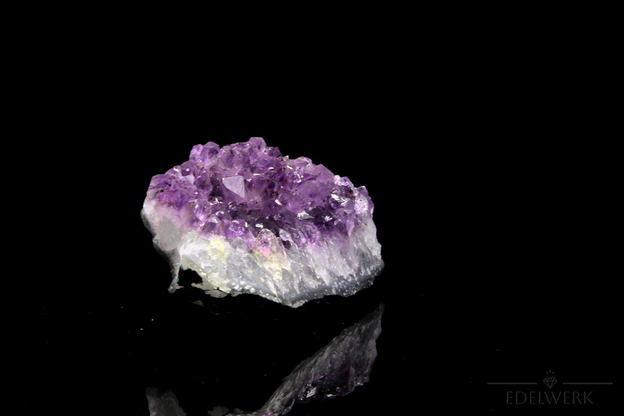Natürlicher Amethyst Kristall, fördert meditative Entspannung, ungeschliffene violette Struktur.