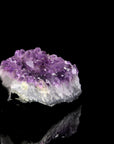 Natürlicher Amethyst Kristall, fördert meditative Entspannung, ungeschliffene violette Struktur.
