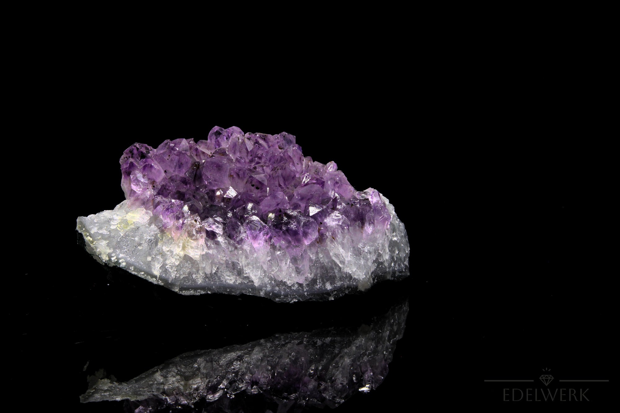 Natürlicher Amethyst Kristall, Heilstein für innere Balance, violette natürliche Kristalle.