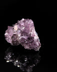 Strahlender Amethyst Kristall, Heilstein für intuitive Energie, violette natürliche Form.