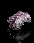 Strahlender Amethyst Kristall, fördert spirituelle Ruhe, violette Kristalloberfläche.