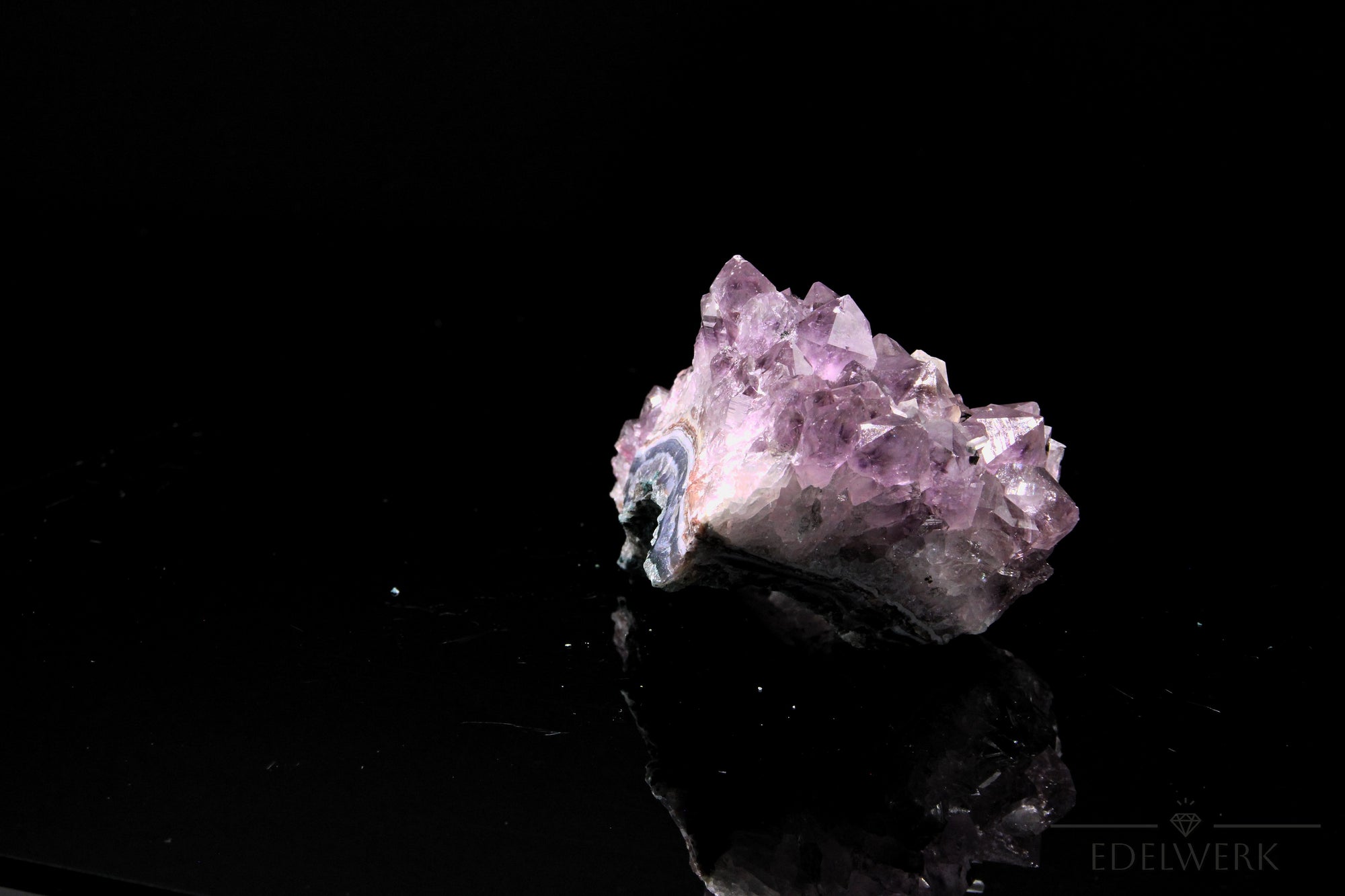 Tiefvioletter Amethyst Kristall, Heilstein für meditative Ruhe, violette Struktur.