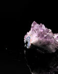Tiefvioletter Amethyst Kristall, Heilstein für meditative Ruhe, violette Struktur.