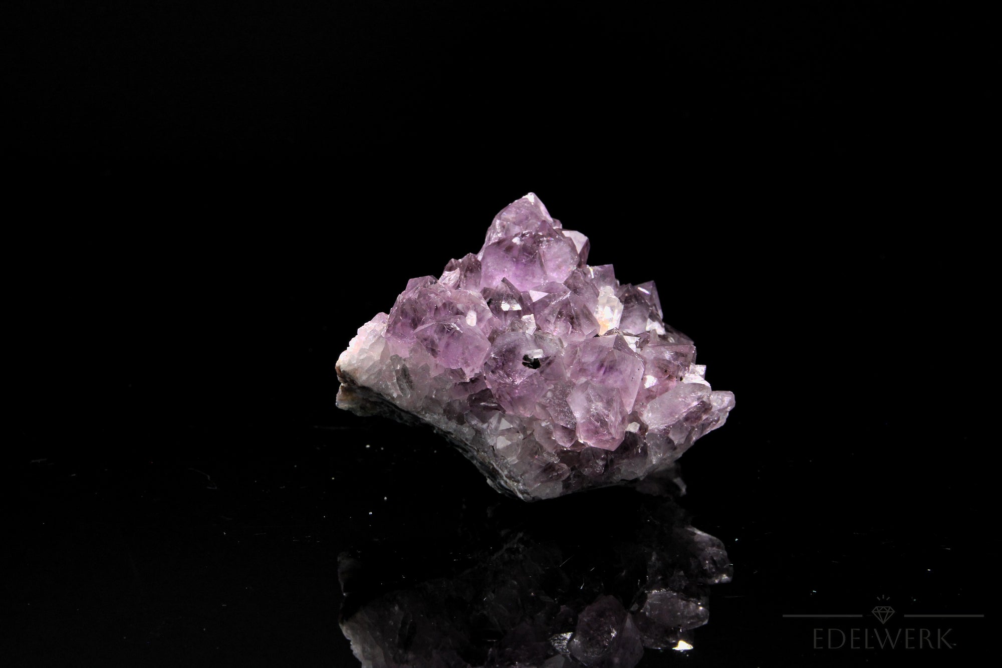 Tiefvioletter Amethyst Kristall, fördert spirituelle Meditation, violette Kristalloberfläche.