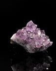 Tiefvioletter Amethyst Kristall, fördert spirituelle Meditation, violette Kristalloberfläche.