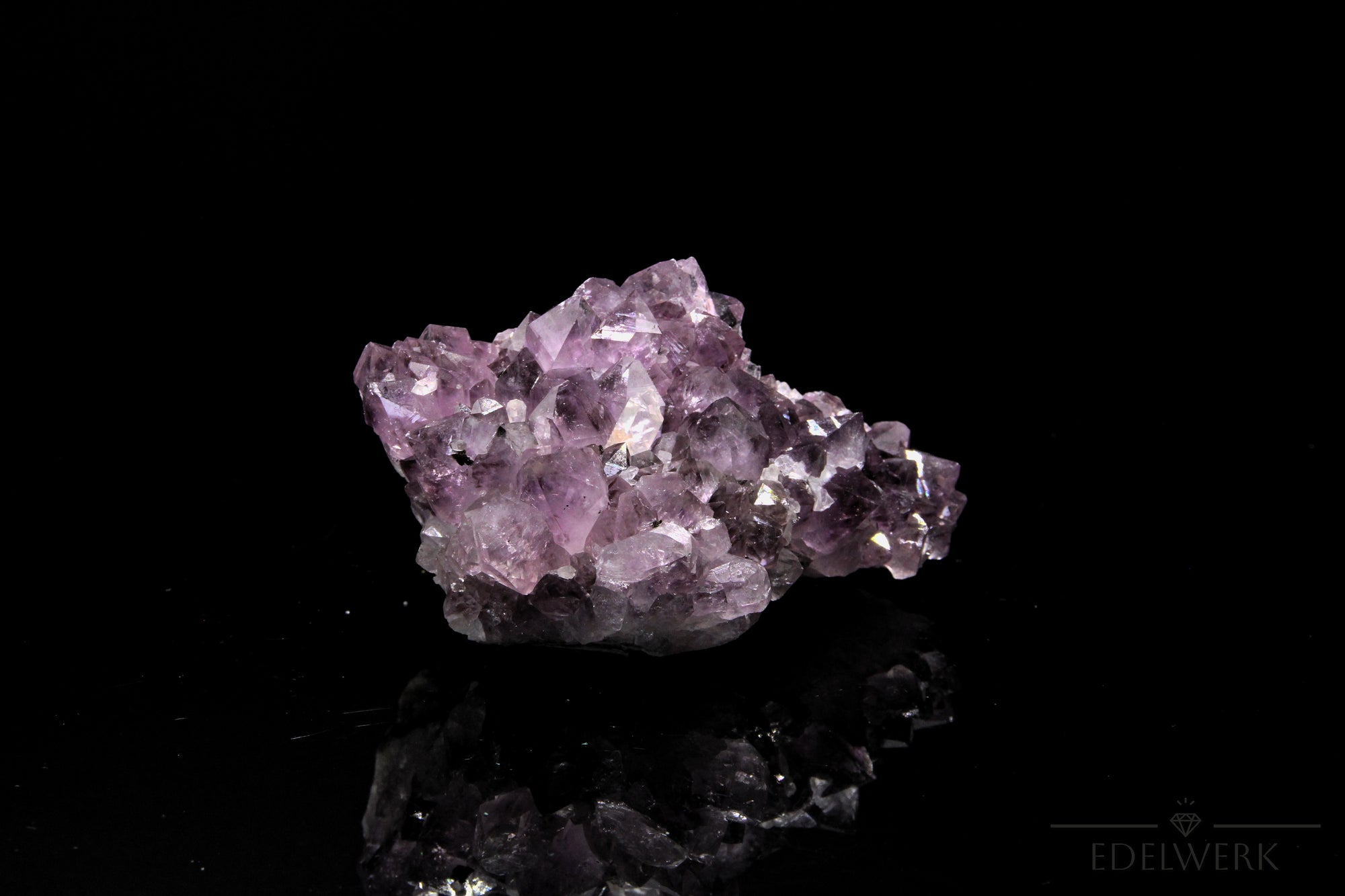 Tiefvioletter Amethyst Kristall, Heilstein für klare Energie, violette glänzende Form.