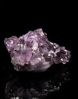 Tiefvioletter Amethyst Kristall, Heilstein für klare Energie, violette glänzende Form.