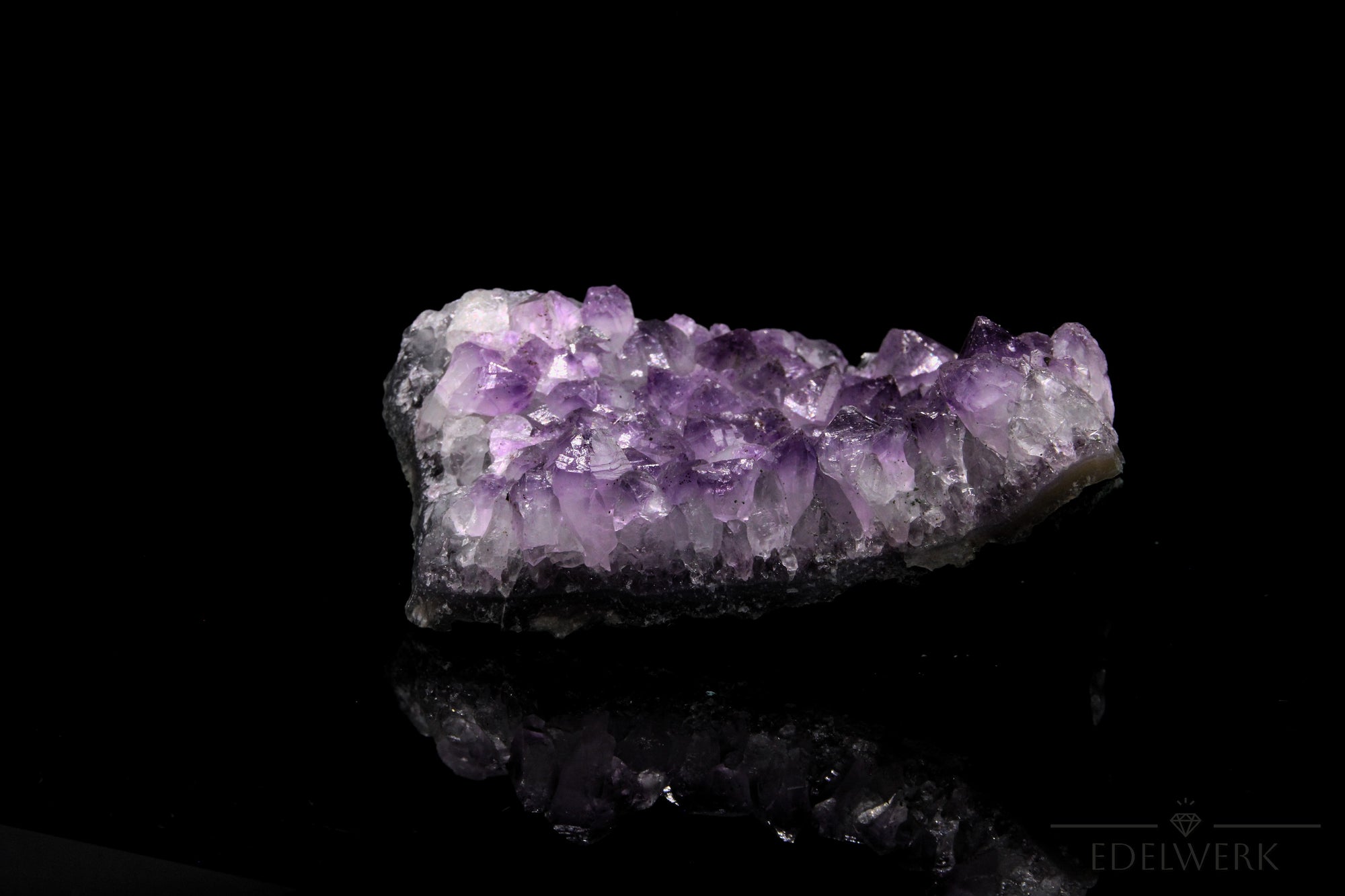 Hochwertiger Amethyst Kristall, Heilstein für meditative Ruhe, violette Kristalloberfläche.