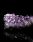 Hochwertiger Amethyst Kristall, Heilstein für meditative Ruhe, violette Kristalloberfläche.