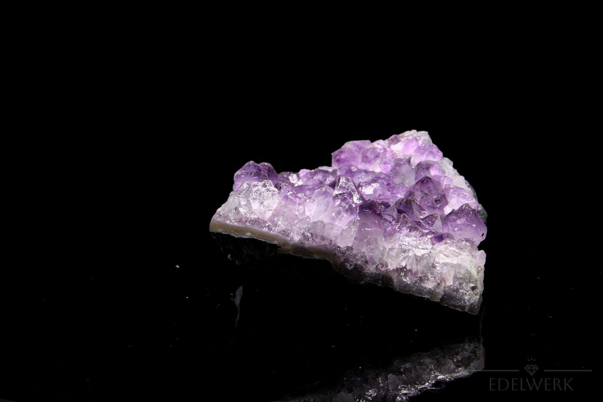 Strahlender Amethyst Kristall, Heilstein für spirituelle Klarheit, violette glänzende Form.