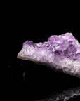 Strahlender Amethyst Kristall, Heilstein für spirituelle Klarheit, violette glänzende Form.