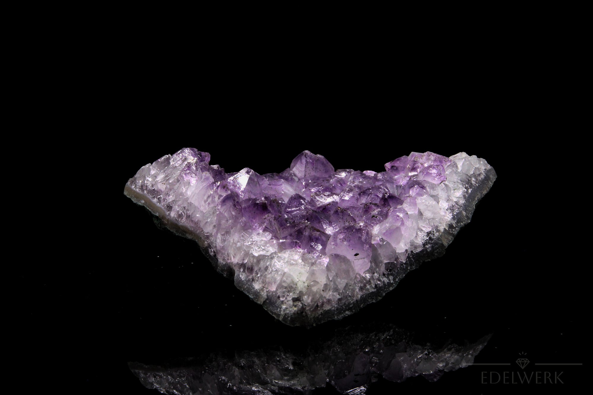Strahlender Amethyst Kristall, fördert energetische Harmonie, violette Kristallstruktur.