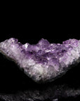 Strahlender Amethyst Kristall, fördert energetische Harmonie, violette Kristallstruktur.