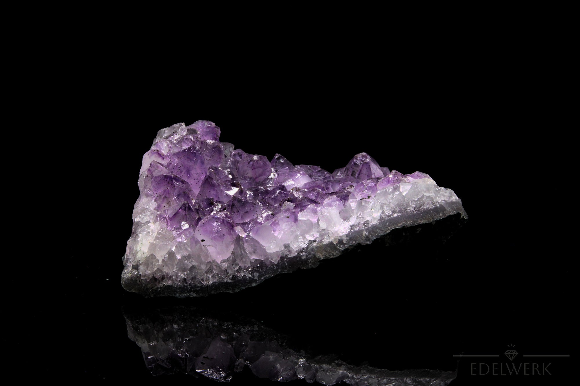 Strahlender Amethyst Kristall, Heilstein für innere Balance, violette strahlende Oberfläche.