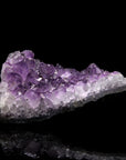 Strahlender Amethyst Kristall, Heilstein für innere Balance, violette strahlende Oberfläche.