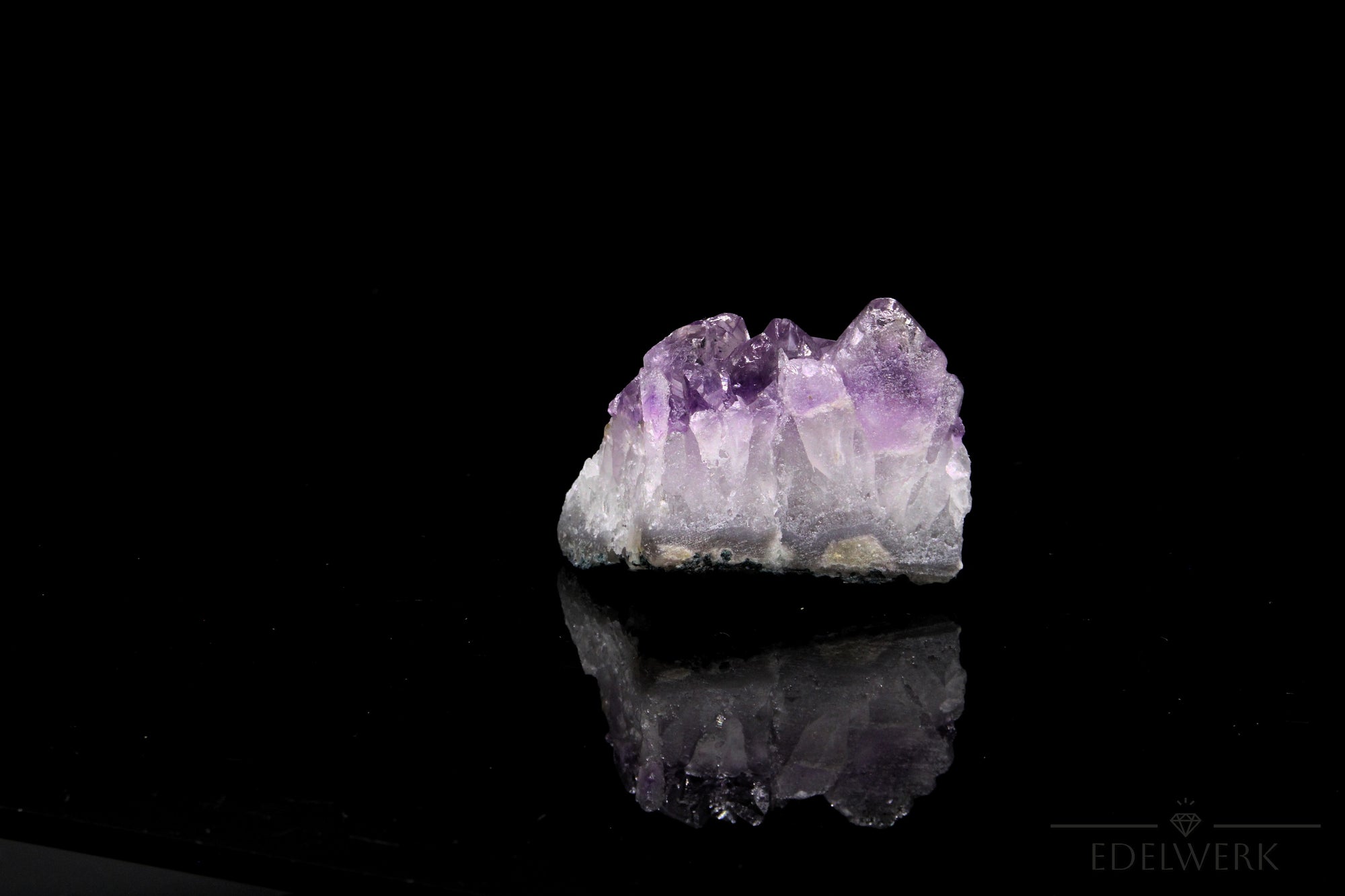 Amethyst Kristall für Ruhe, Heilstein für energetische Klarheit, violette Form.