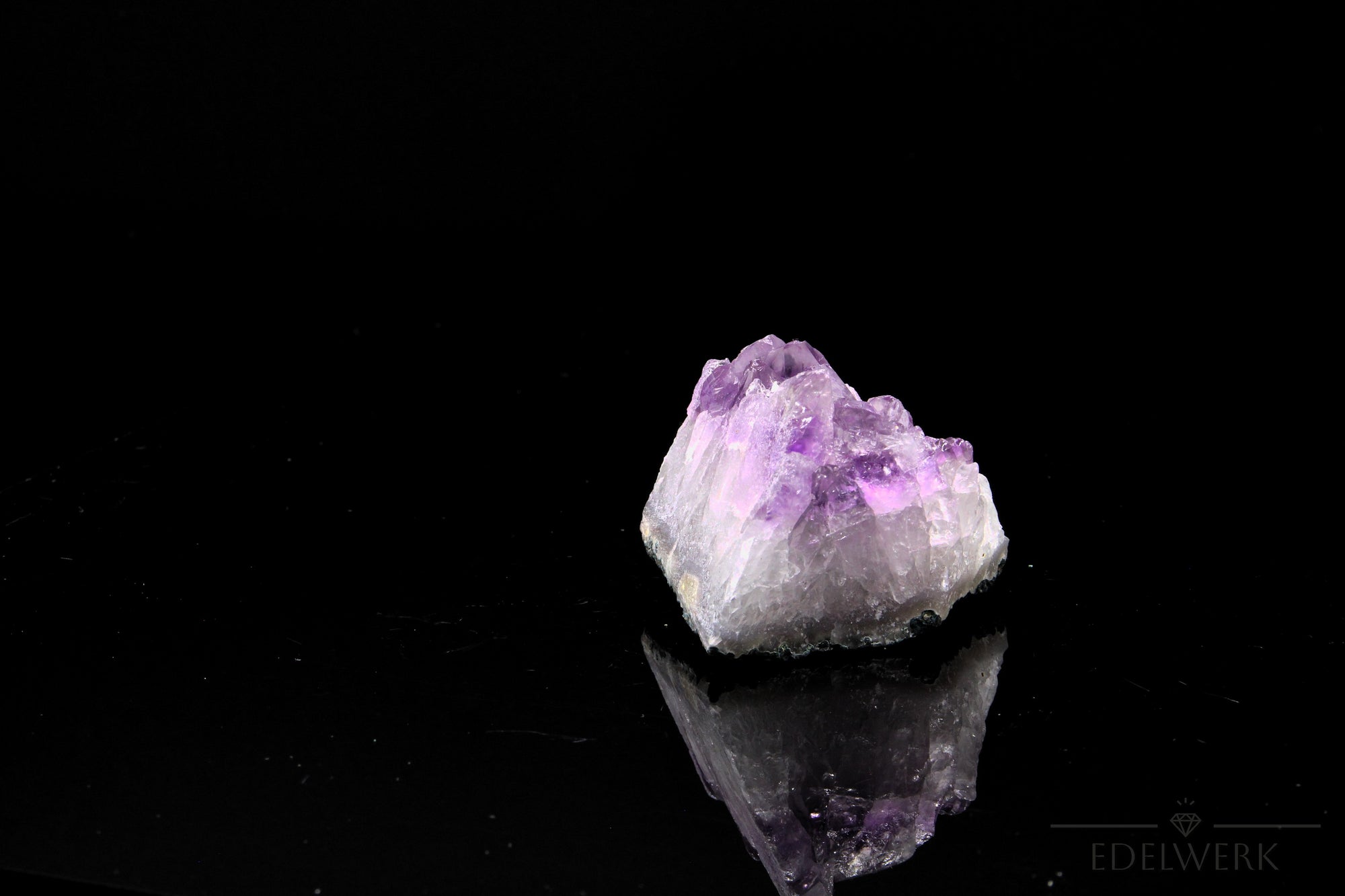 Hochwertiger Amethyst Kristall, Heilstein für spirituellen Schutz, violette glänzende Struktur.