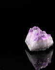 Hochwertiger Amethyst Kristall, Heilstein für spirituellen Schutz, violette glänzende Struktur.