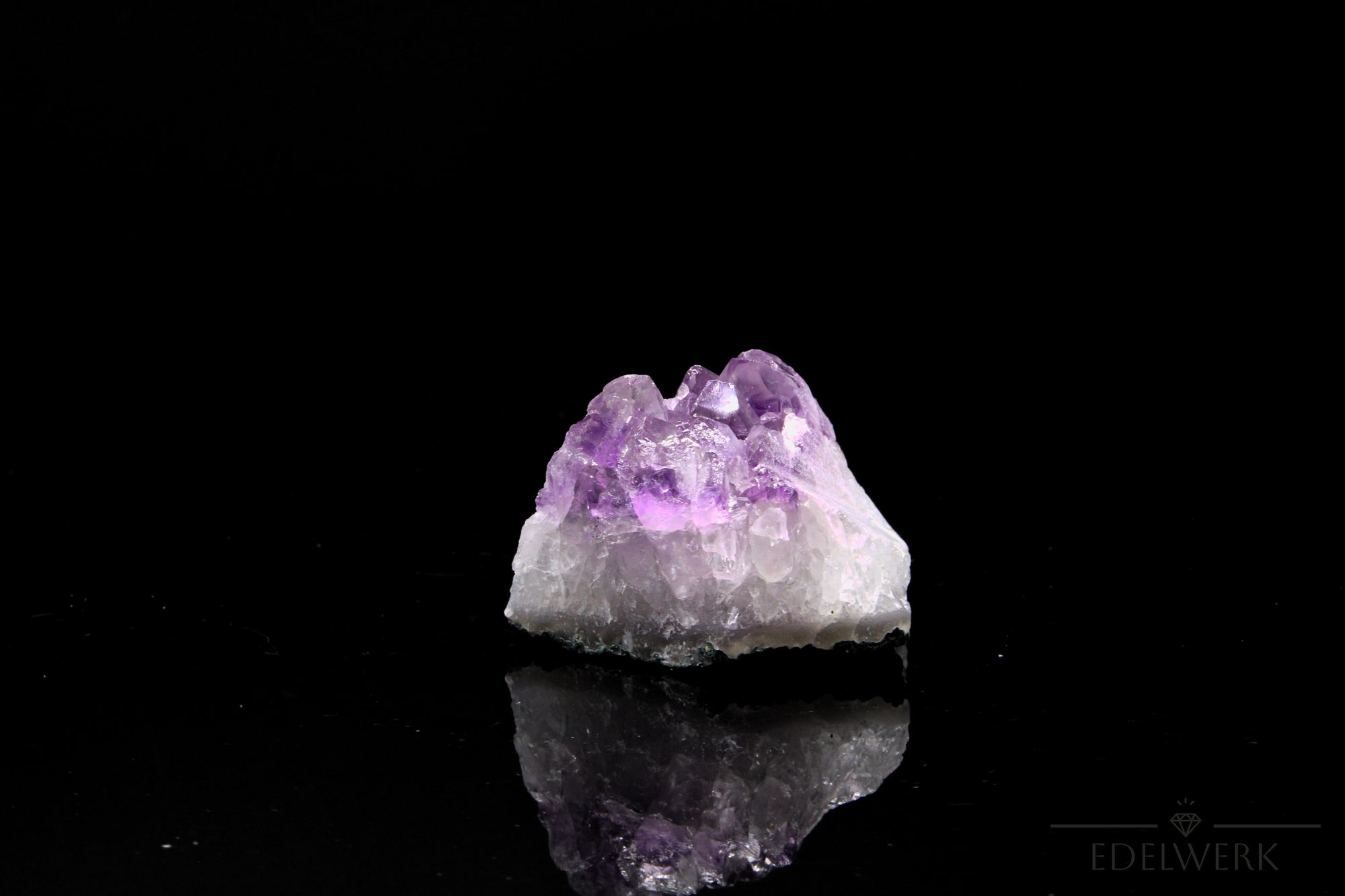 Hochwertiger Amethyst Kristall, fördert ausgewogene Energie, klare violette Oberfläche.